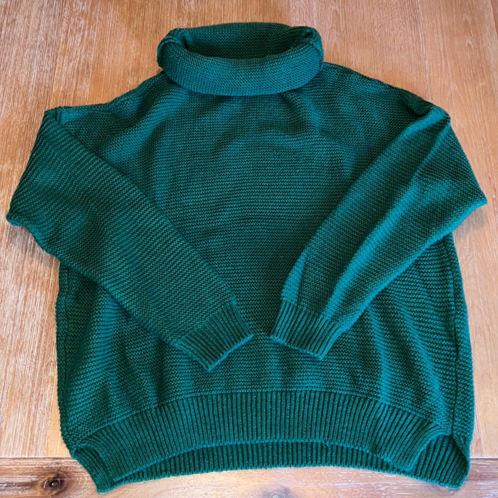 Green mock neck sweater. Size XL.